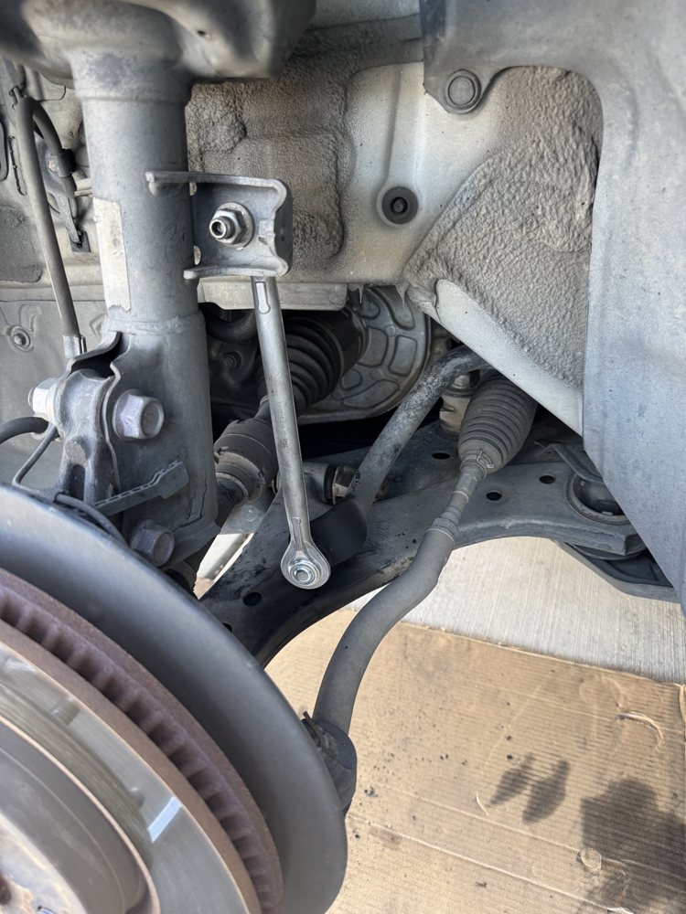 Front suspension and steering inspection -- stabilizer link, tie rod and CV boot checked on-site.